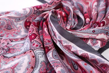 Çin tarzı desen kumaş eşarplar yaptı