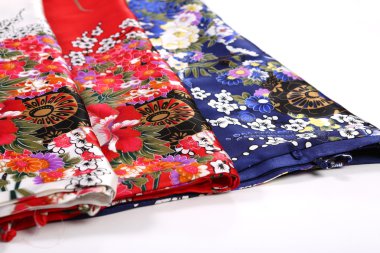 Çin tarzı desen kumaş eşarplar yaptı