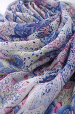 Çin tarzı desen kumaş eşarplar yaptı