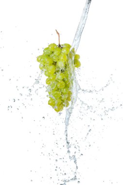 Şeffaf kabarcıklar ekmek kırıntısı ile su altında yeşil üzüm.