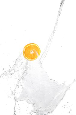 Şeffaf kabarcıklar ekmek kırıntısı ile su altında yeşil turuncu.