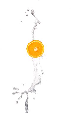 Şeffaf kabarcıklar ekmek kırıntısı ile su altında yeşil turuncu.