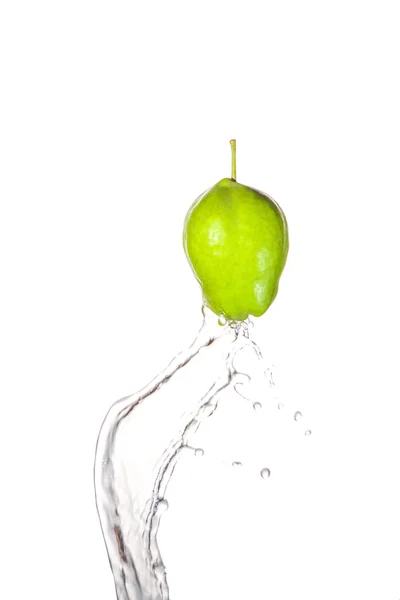 Manzana verde bajo el agua con un rastro de burbujas transparentes . — Foto de Stock