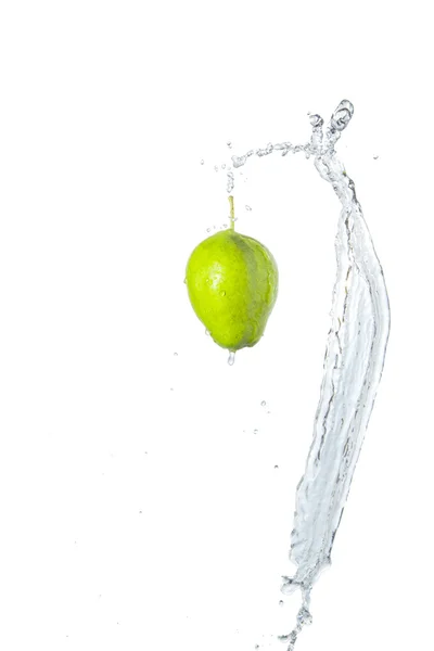 Grüner Apfel unter Wasser mit einer Spur transparenter Blasen. — Stockfoto