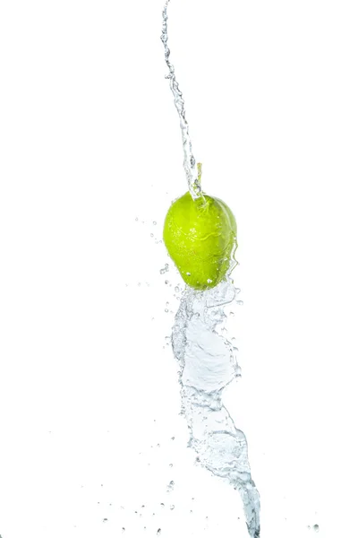 Зеленое яблоко под водой со следом прозрачных пузырей . — стоковое фото