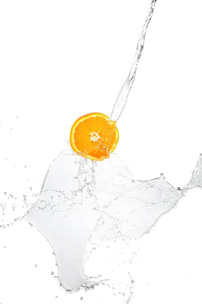 Grüne Orange unter Wasser mit einer Spur transparenter Blasen. — Stockfoto