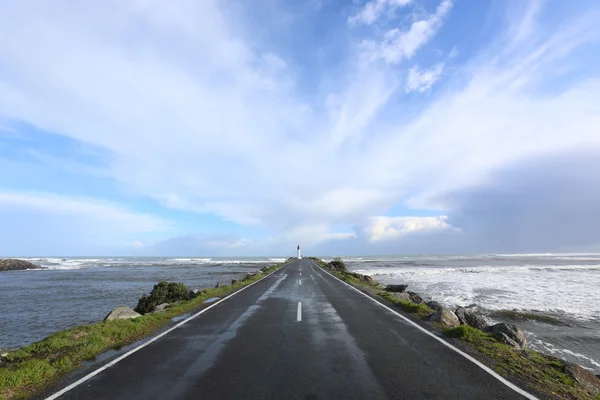 Isla Sur de Nueva Zelanda camino recto que conduce a la lighthou —  Fotos de Stock