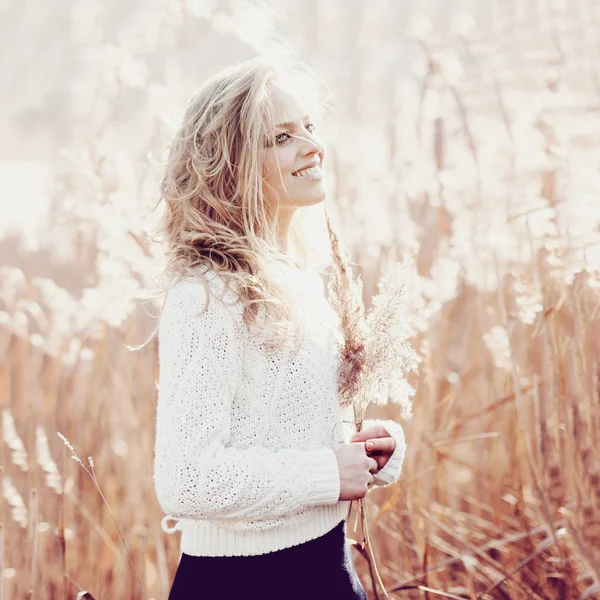 Portretul unei frumoase tinere blonde într-un câmp în pulover alb, zâmbind, frumusețea conceptului și sănătatea — Fotografie, imagine de stoc