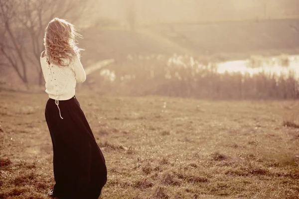 Portrait d'une belle jeune fille blonde dans les pulls blancs, debout avec son dos — Photo