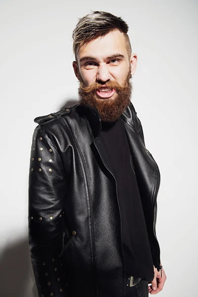 Емоційний портрет бородатого молодого чоловіка в шкіряній куртці — стокове фото