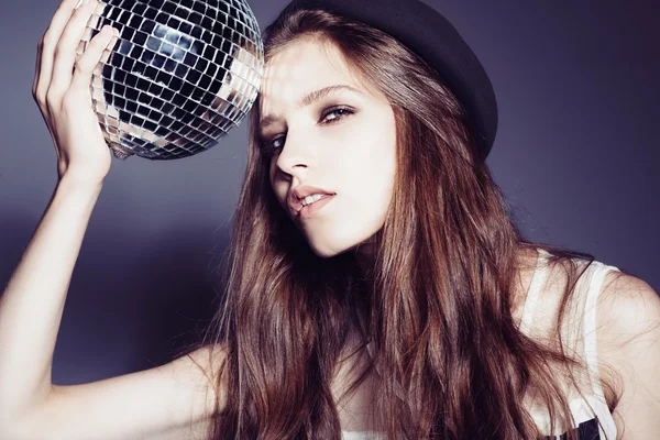 Retrato de uma bela jovem em um chapéu com bola de discoteca — Fotografia de Stock