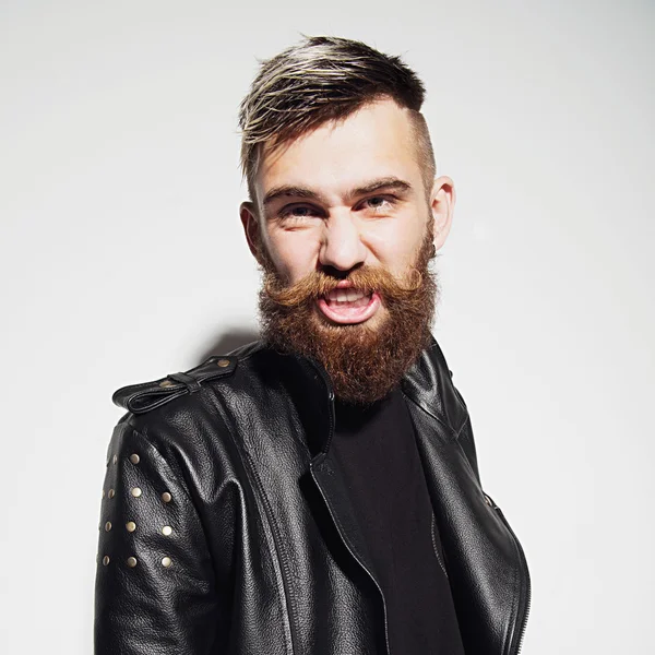 Емоційний портрет бородатого молодого чоловіка в шкіряній куртці в студії — стокове фото