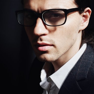 yakışıklı adam gözlük