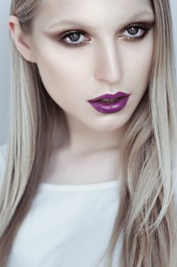 parlak bir makyaj ile kız