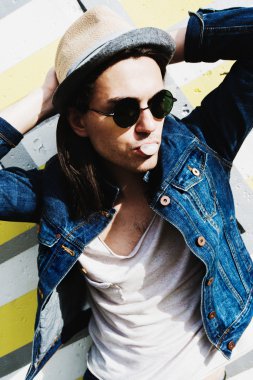 sakız kabarcık ile yakışıklı adam