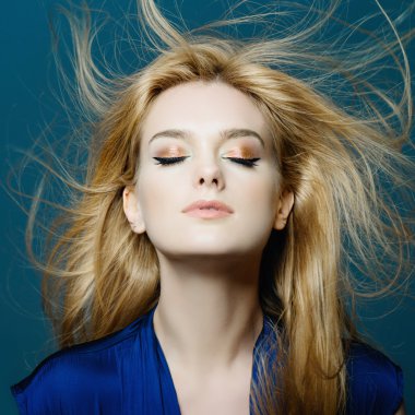 sarışın bir kadın kapalı gözleriyle