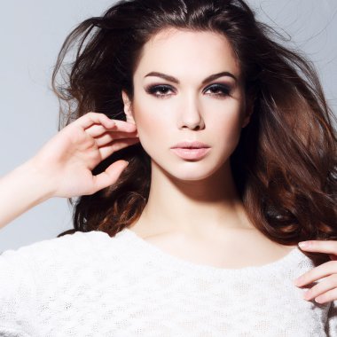 taze makyaj ve dalgalı saç modeli.