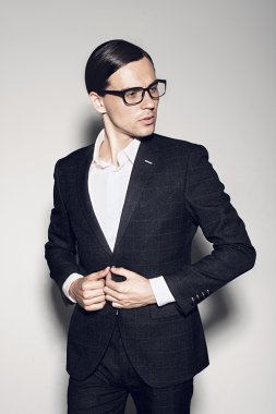 düşünceli bir bakışla elbiseli adam