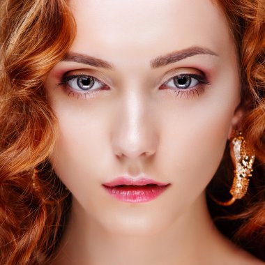 kırmızı kıvırcık saçlı kız