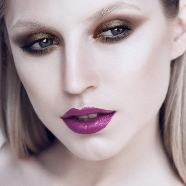 parlak bir makyaj ile kız