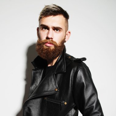 Sakallı yakışıklı genç