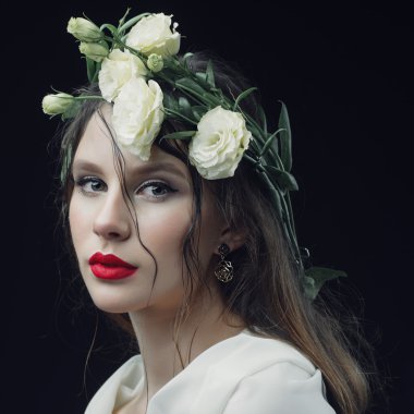 Çiçekli genç kız.