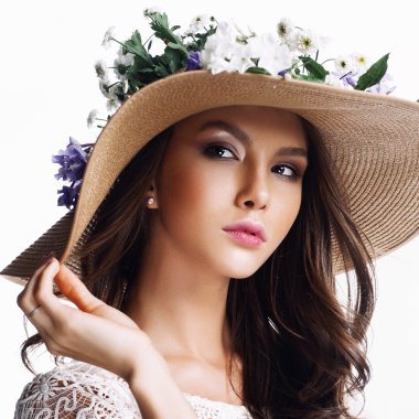 şapka ve çiçekler ile genç kız