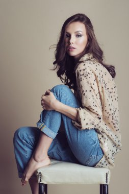 Güzel bir genç kızın portresi.