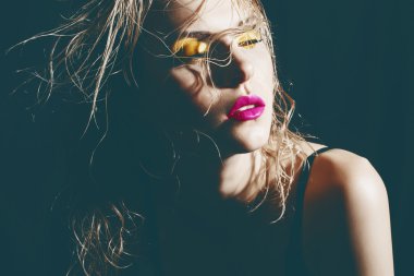 Genç sarışın kız