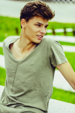 Yakışıklı genç adam.