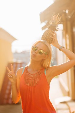 güzel kız ananas beraber eğlenelim