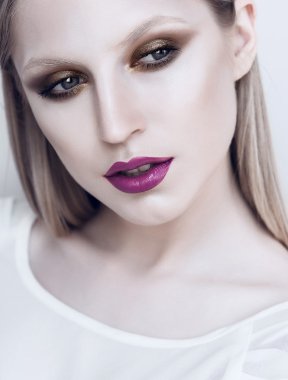 parlak bir makyaj ile kız