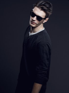 Güneş gözlüklü yakışıklı genç adam