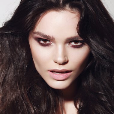 uzun saçlı esmer güzel kız