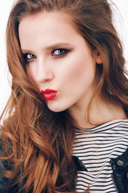 parlak makyajlı kız öpücük gösterir