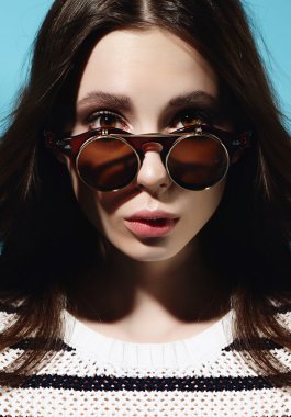 güzel esmer kadının yüzü