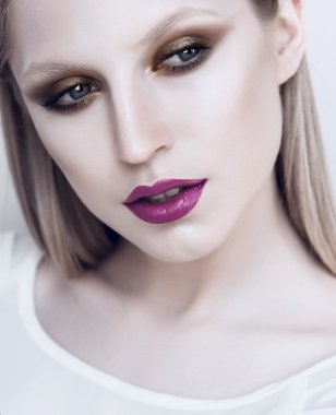parlak bir makyaj ile kız