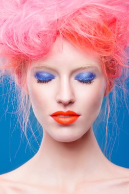 parlak makyaj ve pembe saç modeli