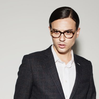 adam bir takım elbise ve gözlük