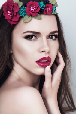 parlak makyaj ve çiçek çelenk kadın ile