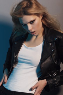 Güzel kız rocker portresi