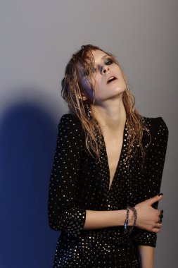 ıslak saçlı kız rocker