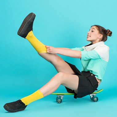 Hippi kız kaykay ile