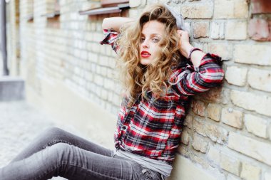 tuğla duvara yakın poz güzel kadın