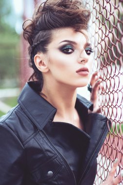 parlak makyaj ve şık bir saç modeli olan kadın