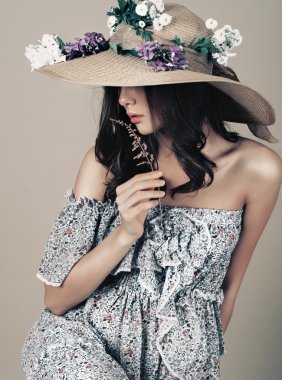 Çiçekli şapkalı güzel kız.