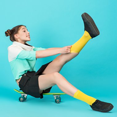 Hippi kız kaykay ile