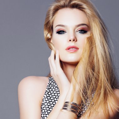 Güzel sarışın kadın.