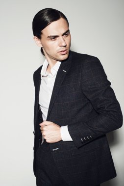 Takım elbiseli genç adam.