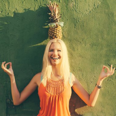 güzel kız ananas beraber eğlenelim